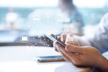 使用手機支付、 圈全球和圖標(biāo)客戶網(wǎng)絡(luò)的人