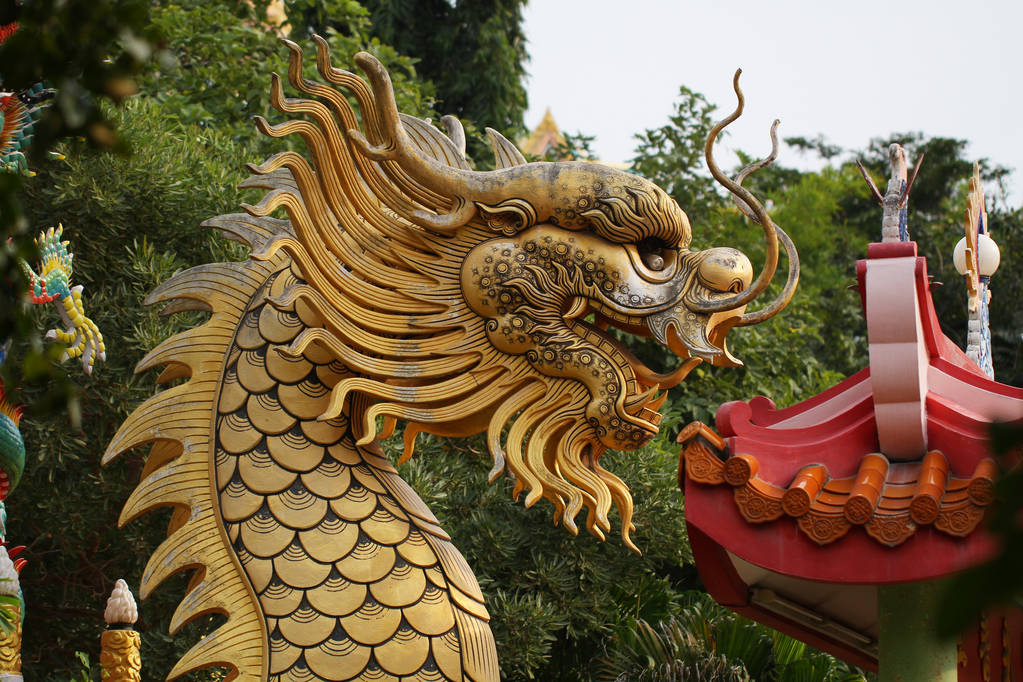 金龙雕像图片