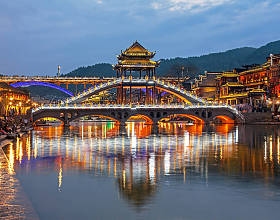 中国凤凰桥晚上照片