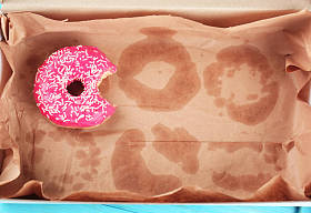 在油腻的纸上美味甜甜圈