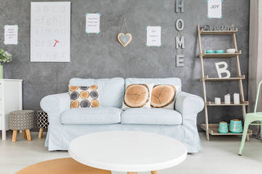 舒適的沙發(fā)和圓桌圖片