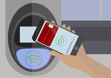 男子手持手机屏幕支付的信用卡在地铁无线终端