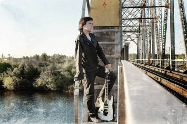 在鐵路上的吉他對(duì)照片男子劃傷影響