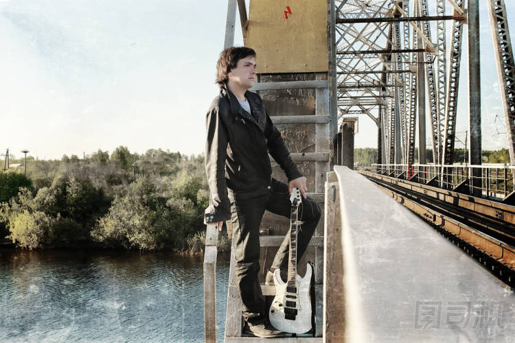 在鐵路上的吉他對(duì)照片男子劃傷影響