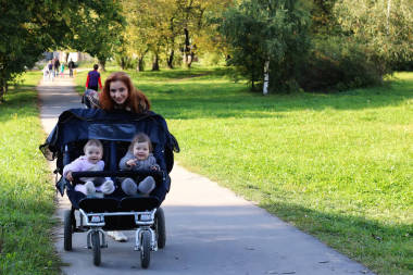 婦女步行童車夏天