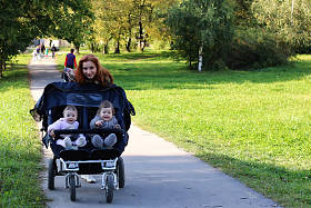 妇女步行童车夏天