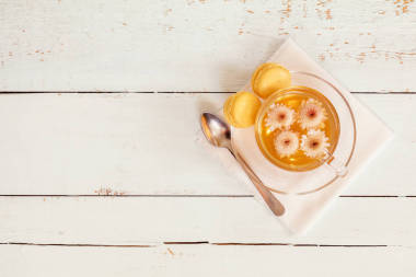 喝杯茶菊花與蛋白杏仁餅干圖片