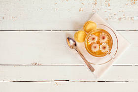 喝杯茶菊花与蛋白杏仁饼干图片