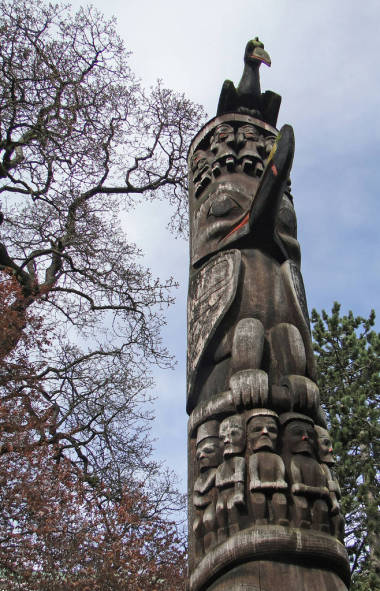 從雪松雕刻圖騰柱圖片