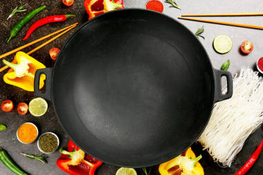 產(chǎn)品在桌上，炒