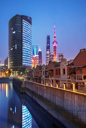 在晚上，上海城市天际线亮起来