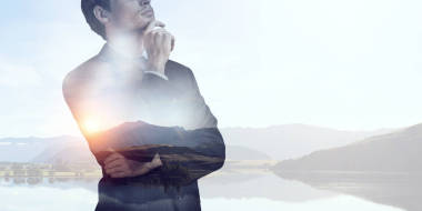 在自然背景下的商人?；旌厦襟w