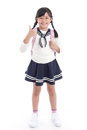 亚洲儿童在学校制服与粉红色的书包