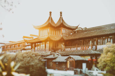 南京夫子廟或夫子廟位于南部南京市秦淮河兩岸。在區(qū)域內(nèi)的文化景點、 購物和娛樂。在金代 Xiankang 統(tǒng)治的第三年，南京帝國大學(xué)了 