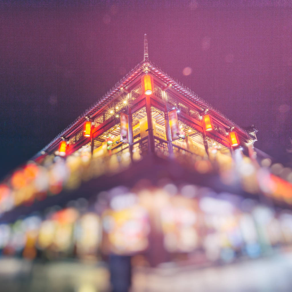 南京夫子庙或夫子庙位于南部南京市秦淮河两岸。在区域内的文化景点、 购物和娱乐。在金代 Xiankang 统治的第三年,南京帝国大学了 南京夫子庙或夫子庙位于南部南京市秦淮河两岸。在区域内的文化景点、 购物和娱乐。在金代 Xiankang 统治的第三年,南京帝国大学了