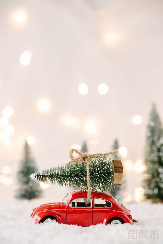 攜帶的圣誕樹上的小紅色車玩具