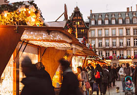 圣诞市场的剪影购物玩具礼品和甜酒