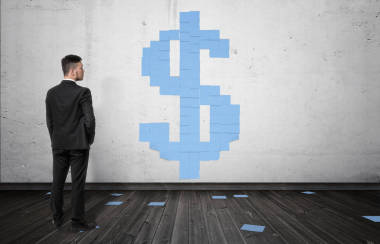 商人看著藍紙白墻上形成大的美元符號