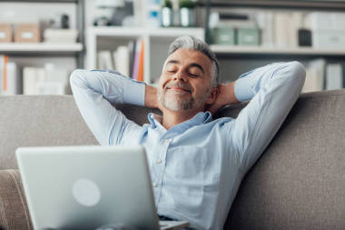 男人在家里放松