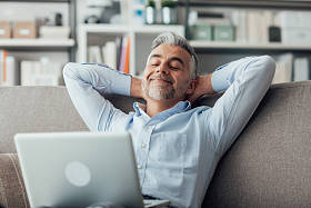 男人在家里放松