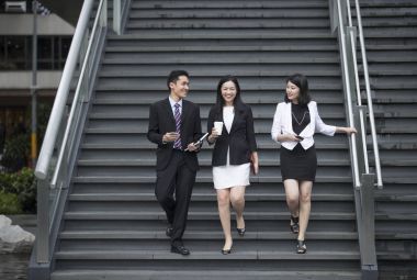 亞洲商界人士交談