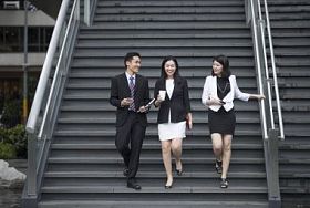 亚洲商界人士交谈