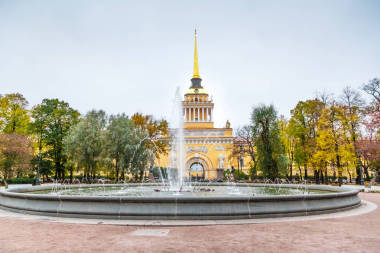 海軍部大樓與噴泉圖片
