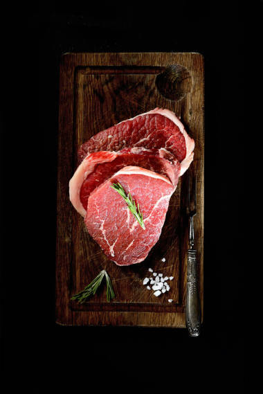 在砧板上的原料雪花肥的牛图片