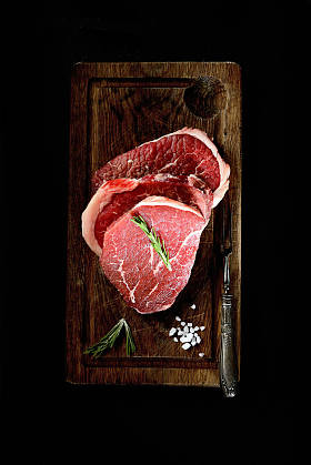 在砧板上的原料雪花肥的牛图片