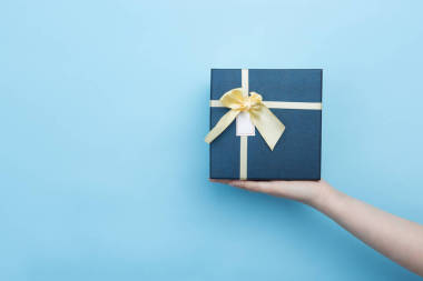 只手握住禮品盒圖片