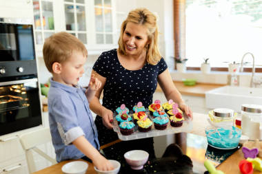 母亲和孩子准备松