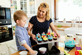 母亲和孩子准备松