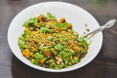 健康的南瓜和小扁豆沙拉，黑暗的木桌上板