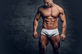 在白色内裤运动男性身体.图片