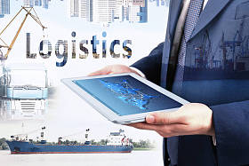 男性手与平板电脑图片