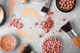 化妆产品和画笔