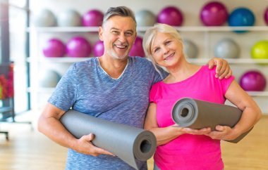 年長的夫婦，在健身房鍛煉身體