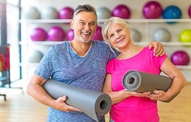 年长的夫妇，在健身房锻炼身体