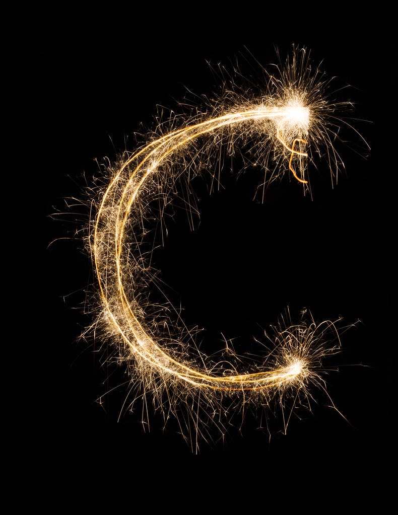 在黑色背景上的烟火字母表中的字母的英文字母 C 在黑色背景上的烟火字母表中的字母的英文字母 C