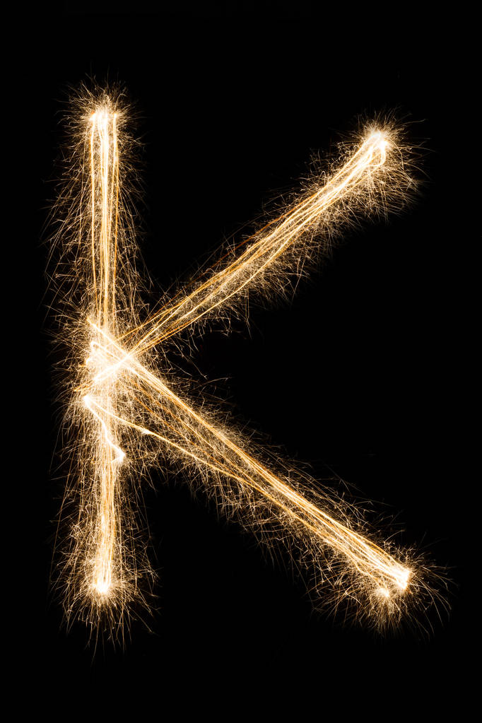 在黑色背景上的烟火字母表中的字母的英文字母 K