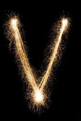 在黑色背景上的烟火字母表中的字母的英语字母 V