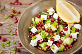 用石榴种子、 黄瓜和羊乳酪 che 的新鲜绿色沙拉