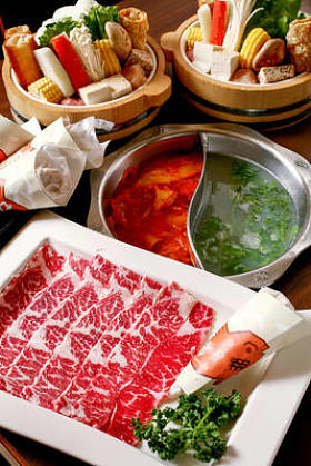 双味火锅牛肉和蔬菜集图片