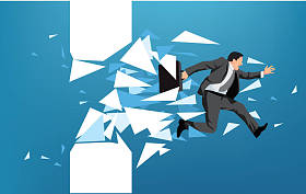 突破障碍的商人照片