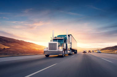 美式卡車(chē)牽引負(fù)荷的高速公路上。交通主題。公路汽車(chē)主題