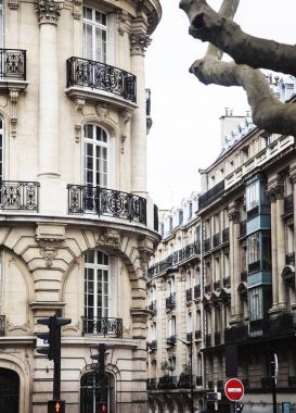 在法國(guó)巴黎的街道上的房子圖片