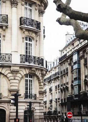 在法国巴黎的街道上的房子图片