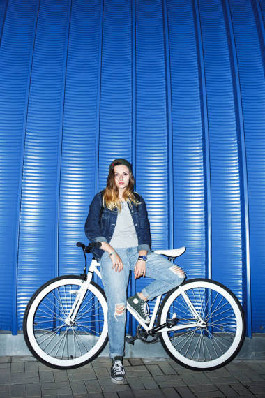 時(shí)髦女孩旁邊一輛自行車合影圖片