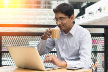 印度商人喝牛奶茶图片