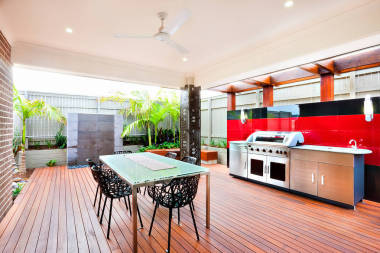 屋頂與表周圍的木柱子外面露臺(tái)區(qū)